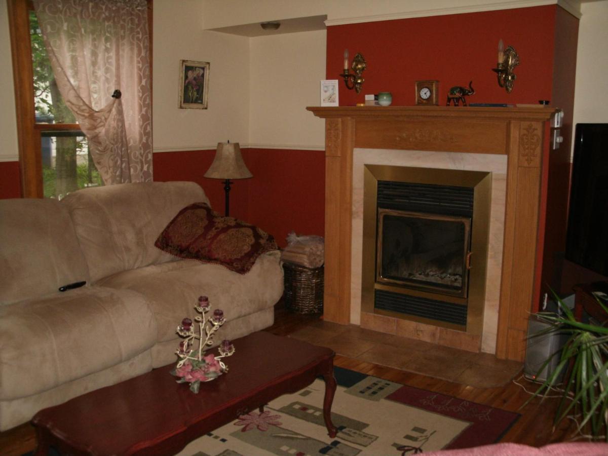 Ici Et Maintenant Bed and Breakfast Magog Exterior foto