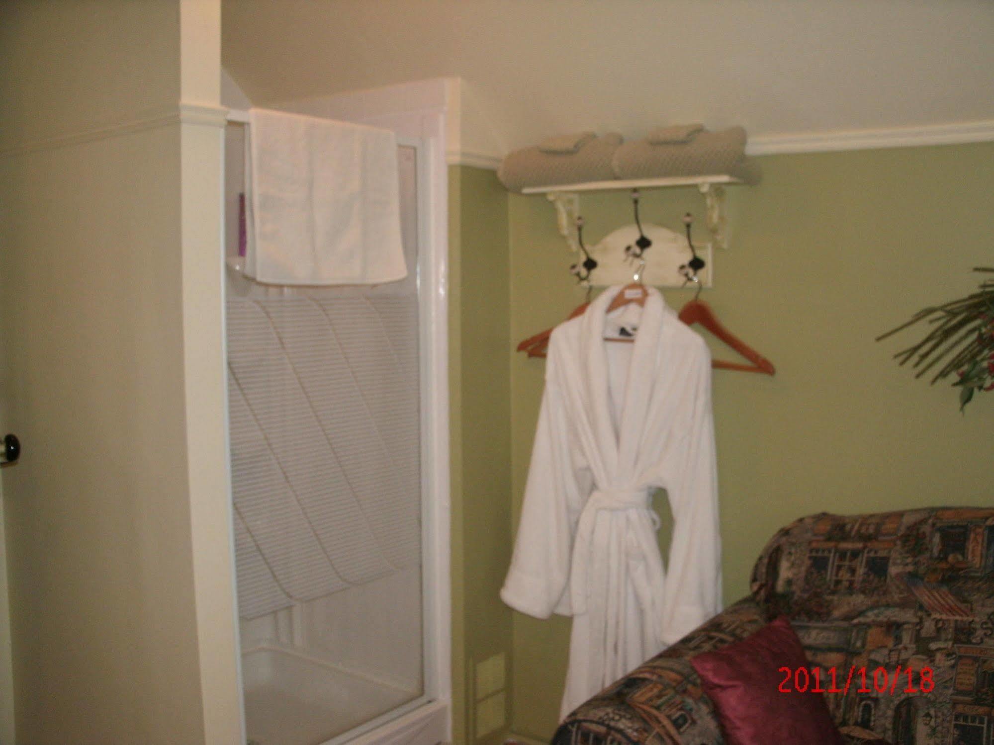 Ici Et Maintenant Bed and Breakfast Magog Exterior foto