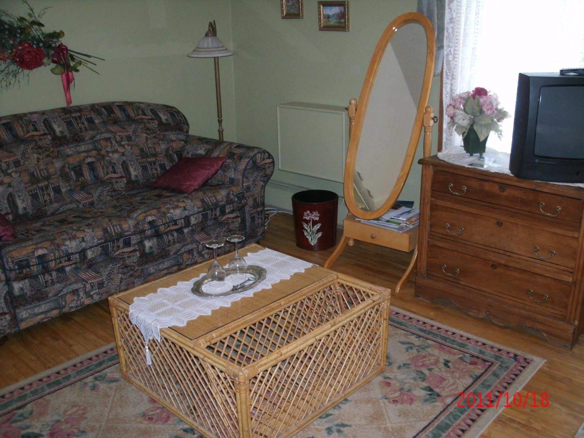 Ici Et Maintenant Bed and Breakfast Magog Exterior foto