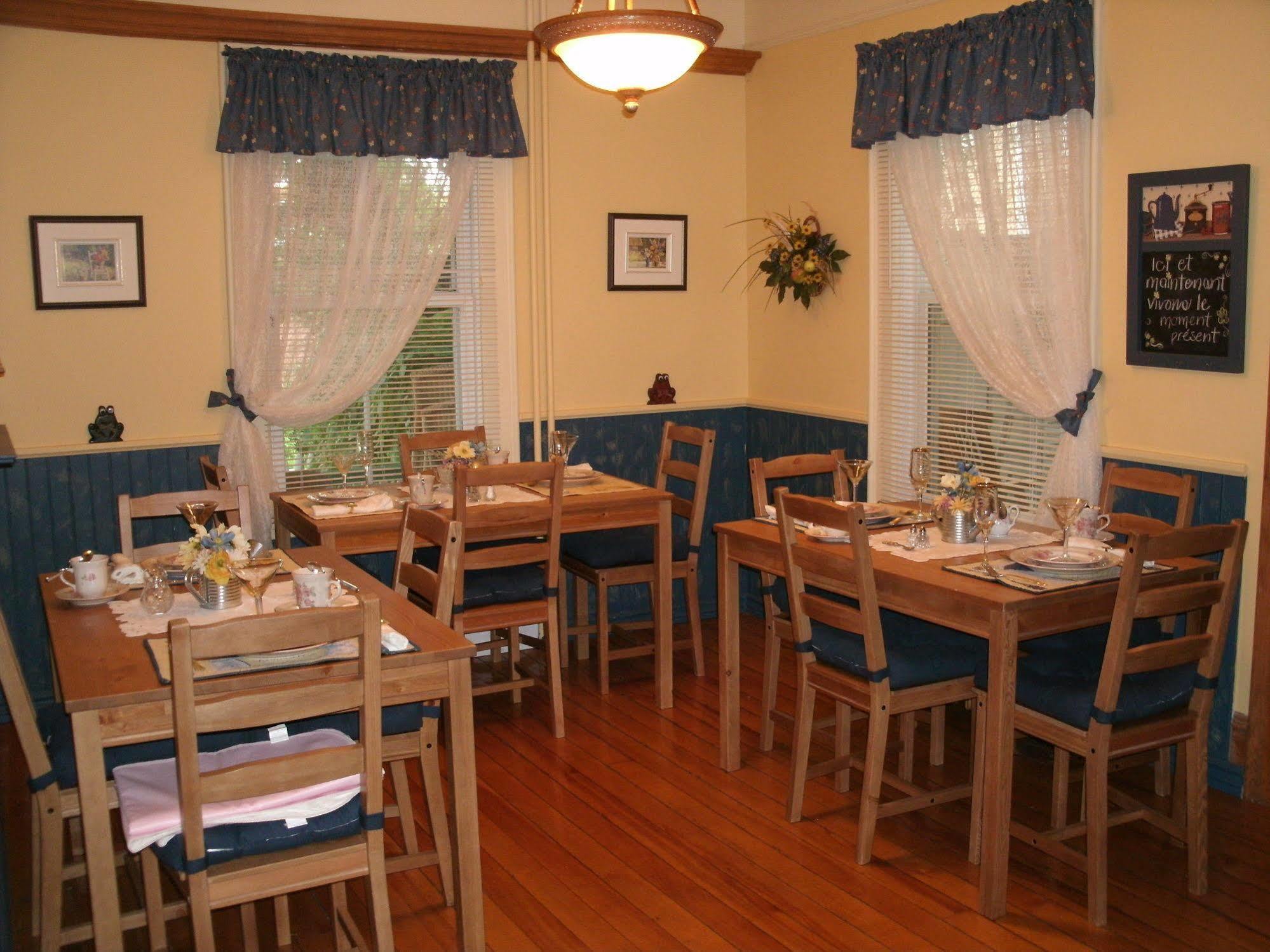 Ici Et Maintenant Bed and Breakfast Magog Exterior foto